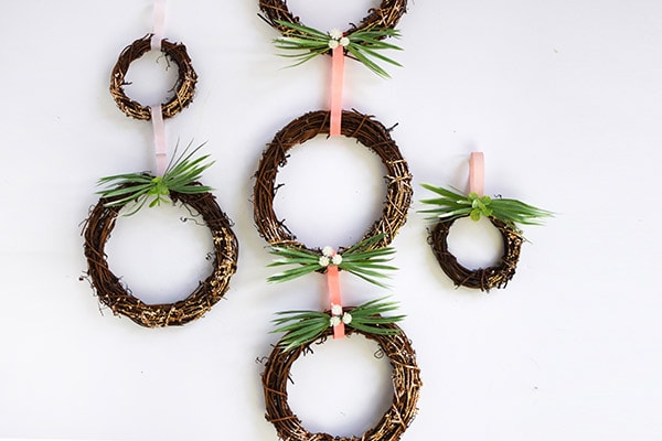 How to DIY Simple Spring Gold Foil Grapevine Wreaths, Delineate Your Dwelling