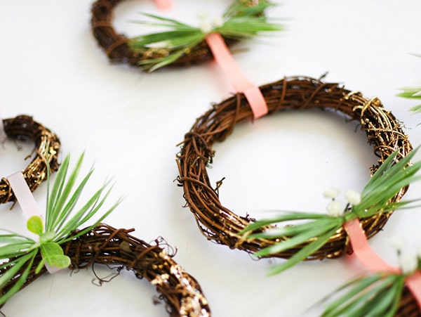 How to DIY Simple Spring Gold Foil Grapevine Wreaths, Delineate Your Dwelling