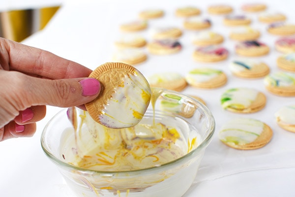 Take an ordinary cookie to the next level with this easy Marbling technique. Make delicious Marbled Oreo Cookies for a perfect dessert! Delineate Your Dwelling #cookiedecorations