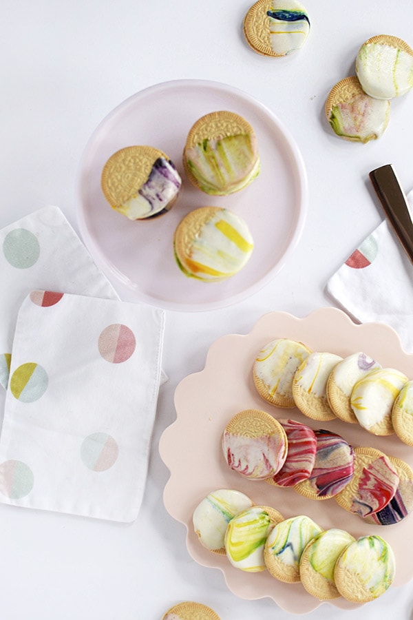 DIY Delicious Marbled Oreo Cookies for a perfect Spring dessert and treat. #delineateyourdwelling #cookiedecorations #marbledcookies #fancycookie #decoratedoreo #cookiedessert