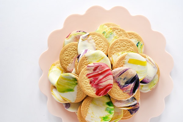 DIY Delicious Marbled Oreo Cookies for a perfect Spring dessert and treat. #delineateyourdwelling #cookiedecorations #marbledcookies #fancycookie #decoratedoreo #cookiedessert