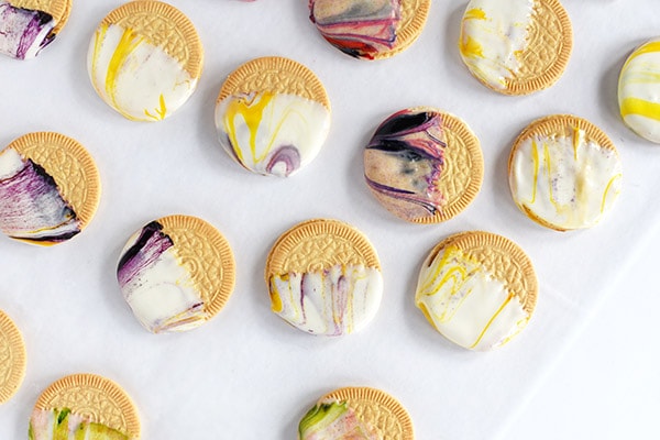 DIY Delicious Marbled Oreo Cookies for a perfect Spring dessert and treat. #delineateyourdwelling #cookiedecorations #marbledcookies #fancycookie #decoratedoreo #cookiedessert