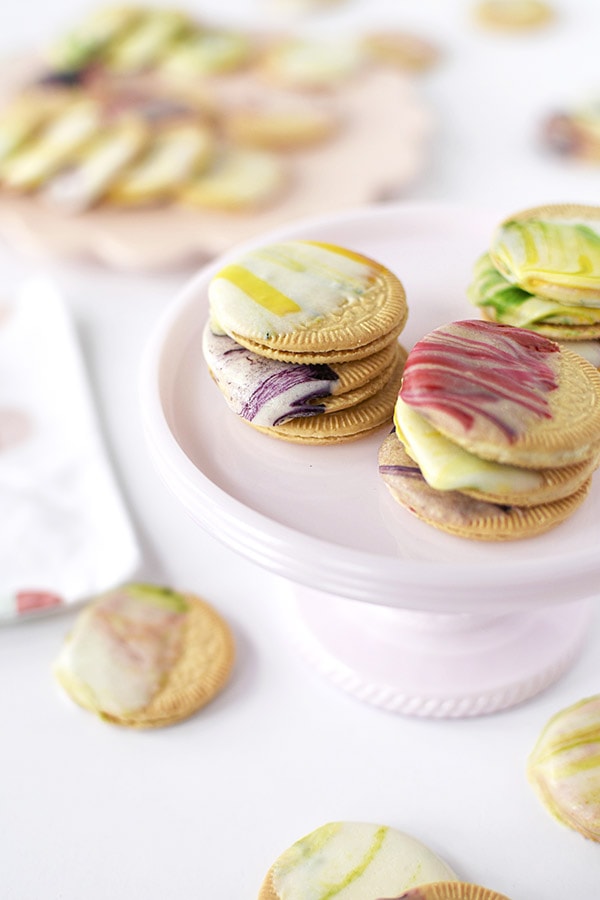 DIY Delicious Marbled Oreo Cookies for a perfect Spring dessert and treat. #delineateyourdwelling #cookiedecorations #marbledcookies #fancycookie #decoratedoreo #cookiedessert