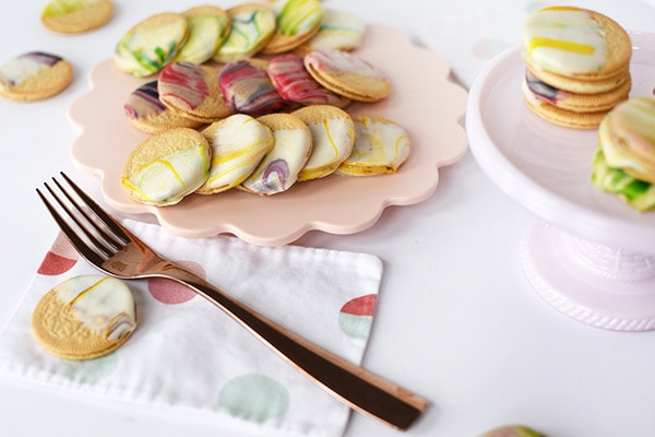 DIY Delicious Marbled Oreo Cookies for a perfect Spring dessert and treat. #delineateyourdwelling #cookiedecorations #marbledcookies #fancycookie #decoratedoreo #cookiedessert