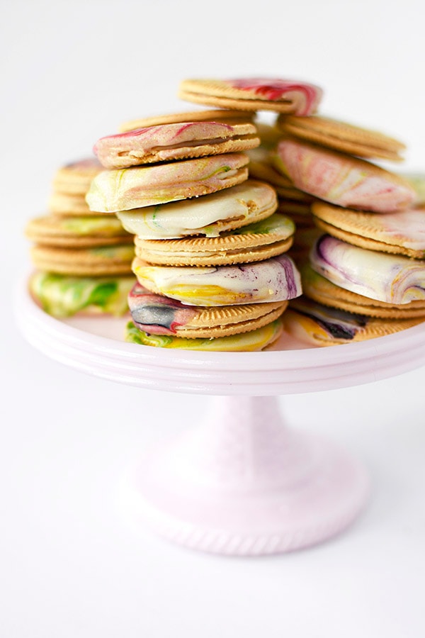 DIY Delicious Marbled Oreo Cookies for a perfect Spring dessert and treat. #delineateyourdwelling #cookiedecorations #marbledcookies #fancycookie #decoratedoreo #cookiedessert