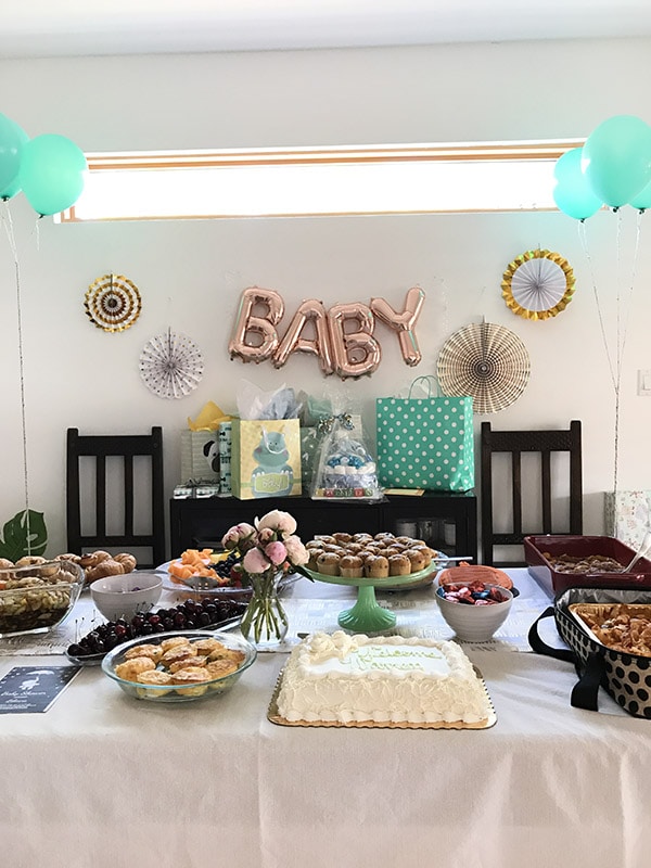 Simple Neutral Baby Shower ideas - White, Gold and Mint Green : Learn how to host a simple neutral baby shower with ease!  You can never go wrong with classic colors. Delineate Your Dwelling #neutralbabyshower