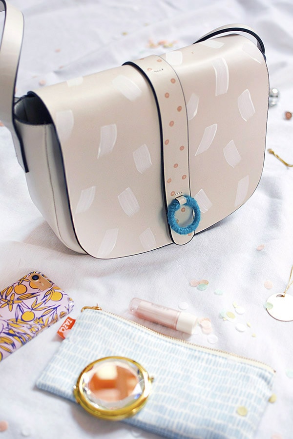 Simple Craft project, Painted Dash Purse DIY! Perfect for giving your old purse a new life. Delineate Your Dwelling