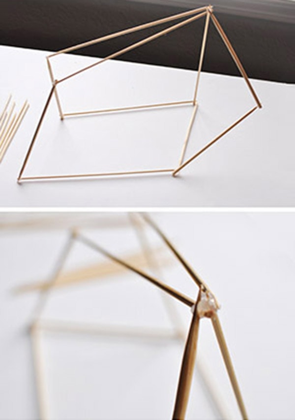 How to create an inexpensive and gorgeous Modern DIY Geometric Pendant Lamp using simple wooden skewers. Plus, it adds so much drama to your room! Delineate Your Dwelling #modernlamp #DIYlamp