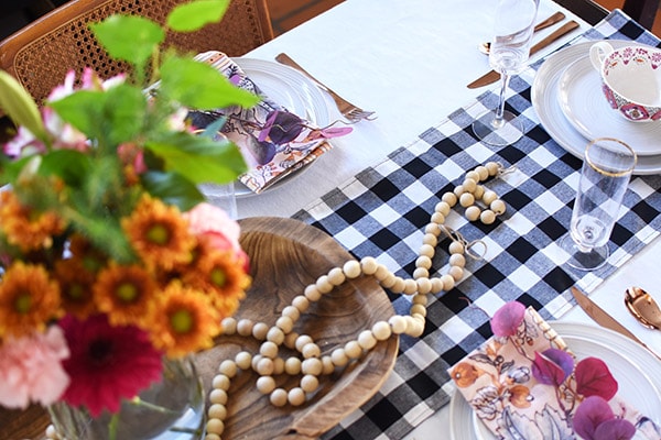 5 Tips for How to set a cozy Thanksgiving Table this Autumn season. Take the guesswork out of it and enjoy making a warm and inviting table! Delineate Your Dwelling #thanksgivingtable #falltable #thanksgivingdecor