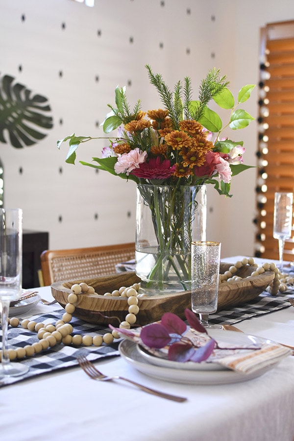 5 Tips for How to set a cozy Thanksgiving Table this Autumn season. Take the guesswork out of it and enjoy making a warm and inviting table! Delineate Your Dwelling #thanksgivingtable #falltable #thanksgivingdecor