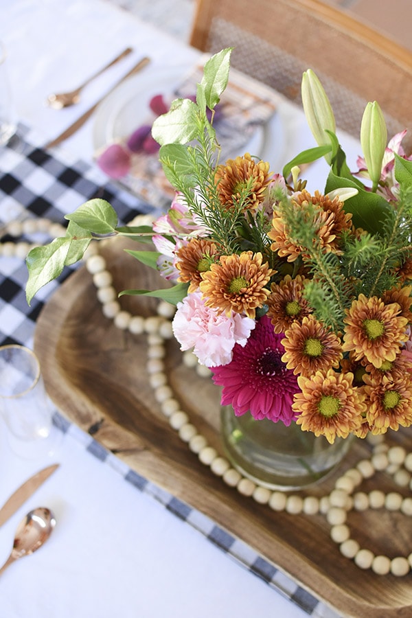 5 Tips for How to set a cozy Thanksgiving Table this Autumn season. Take the guesswork out of it and enjoy making a warm and inviting table! Delineate Your Dwelling #thanksgivingtable #falltable #thanksgivingdecor