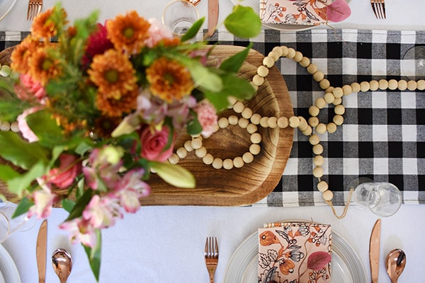 5 Tips for How to set a cozy Thanksgiving Table this Autumn season. Take the guesswork out of it and enjoy making a warm and inviting table! Delineate Your Dwelling #thanksgivingtable #falltable #thanksgivingdecor