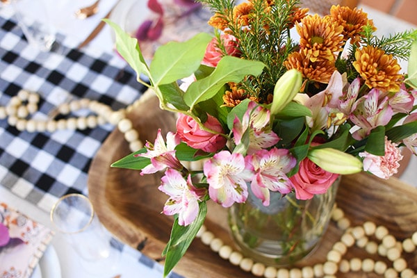 5 Tips for How to set a cozy Thanksgiving Table this Autumn season. Take the guesswork out of it and enjoy making a warm and inviting table! Delineate Your Dwelling #thanksgivingtable #falltable #thanksgivingdecor