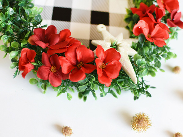 Buffalo Check wreath red flowers