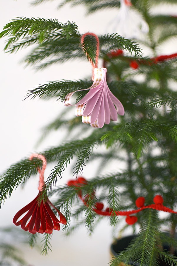 How to create custom Fan Ribbon Ornaments for the Holidays! Delineate Your Dwelling