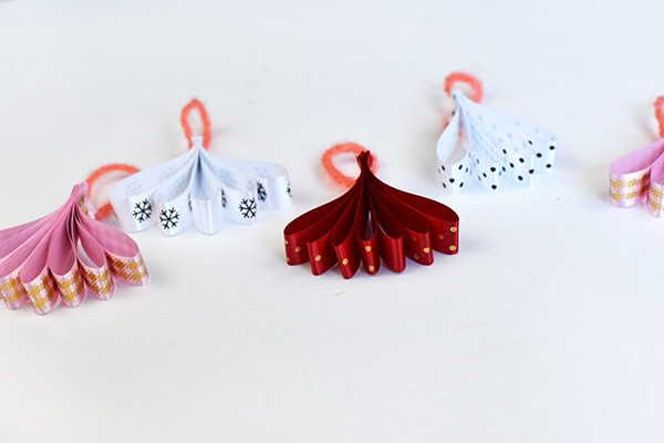 How to create custom Fan Ribbon Ornaments for the Holidays! Delineate Your Dwelling