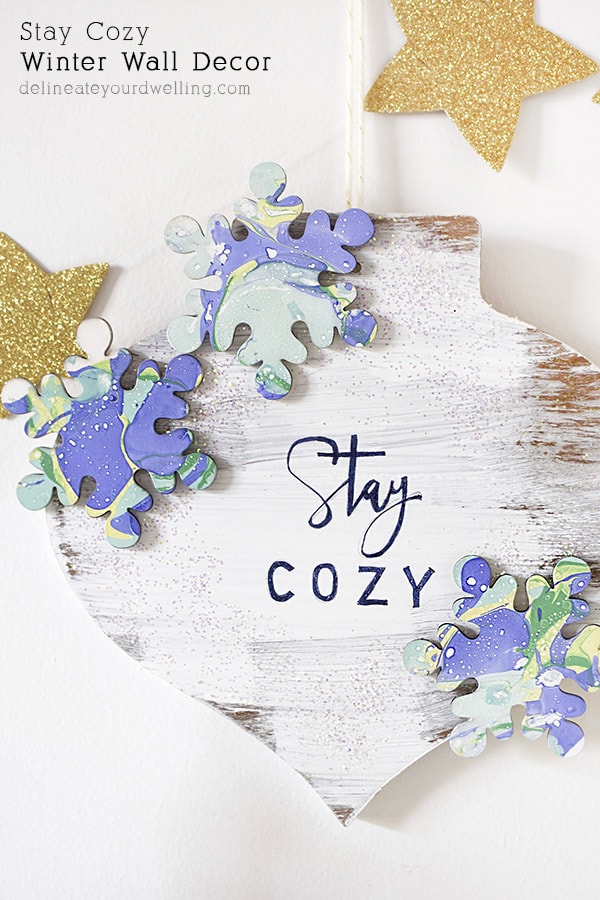 Learn how to make a festive winter Stay Cozy Wall Decor item this Holiday season! Delineate Your Dwelling #wintercraft