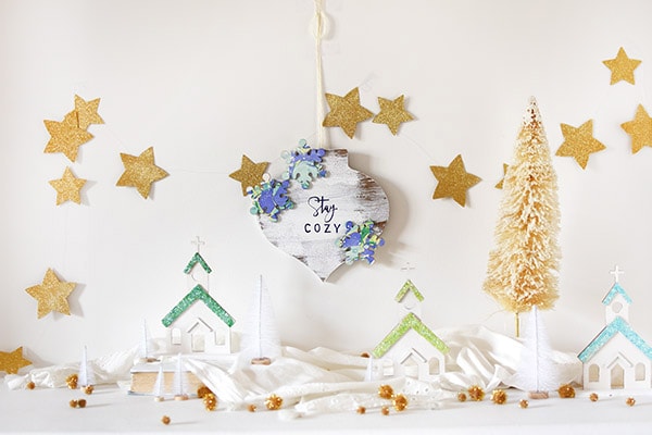 Learn how to make a festive winter Stay Cozy Wall Decor item this Holiday season! Delineate Your Dwelling #wintercraft