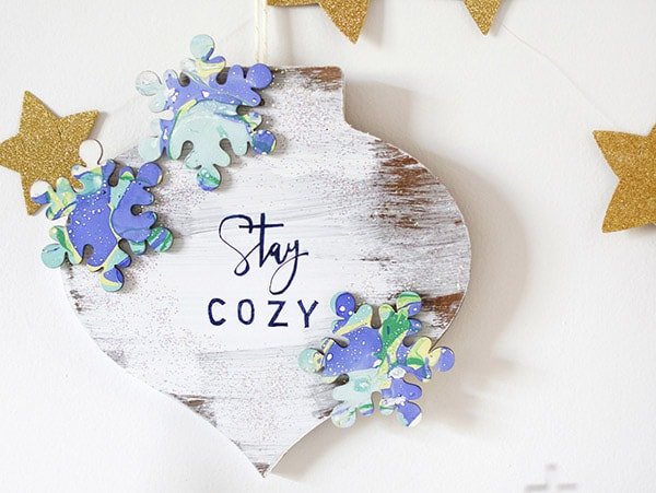 Learn how to make a festive winter Stay Cozy Wall Decor item this Holiday season! Delineate Your Dwelling #wintercraft