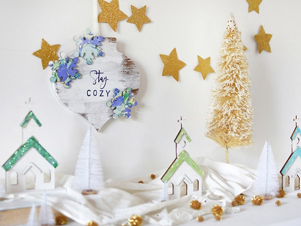 Learn how to make a festive winter Stay Cozy Wall Decor item this Holiday season! Delineate Your Dwelling #wintercraft