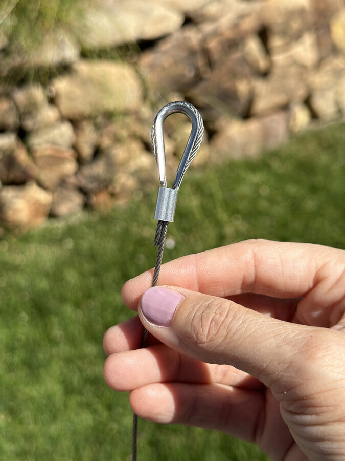 Metal horseshoe around wire loop