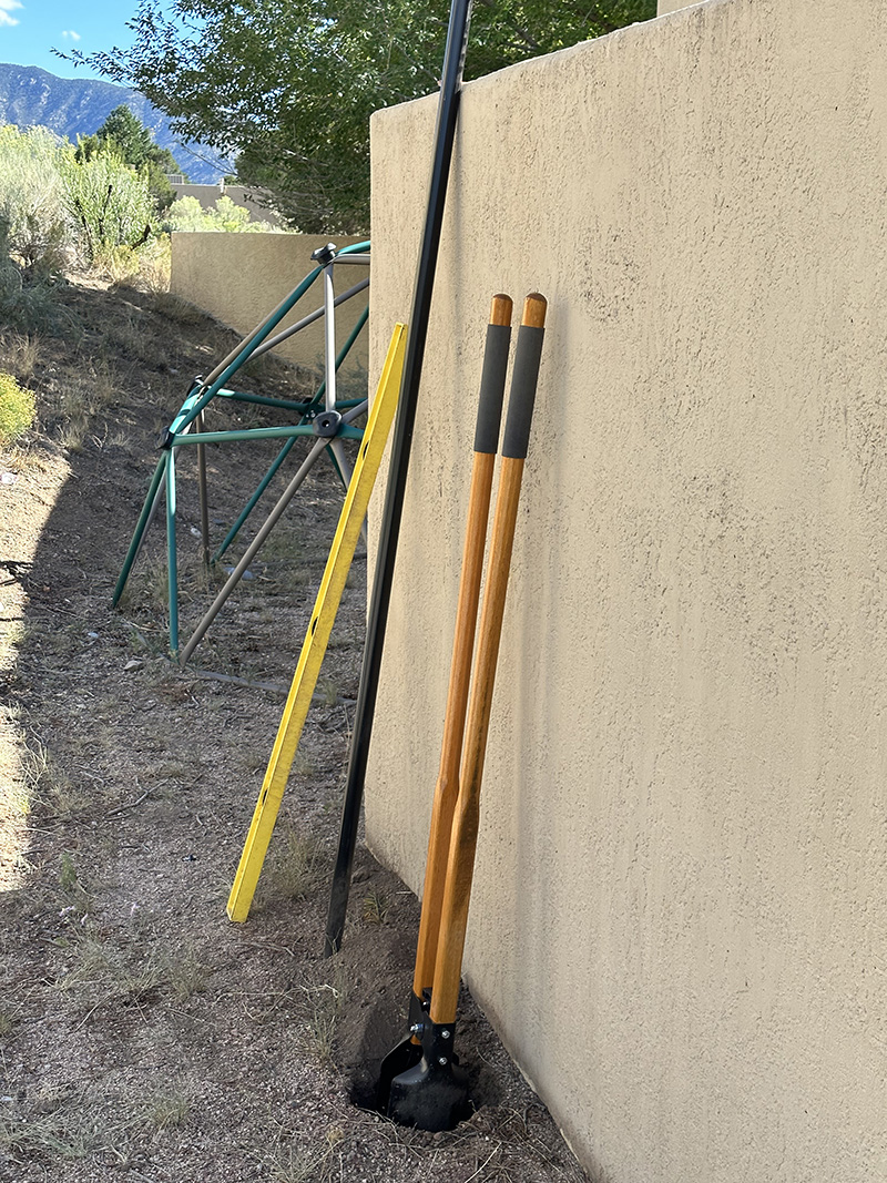 Hole digger and level to make a circular hole in ground