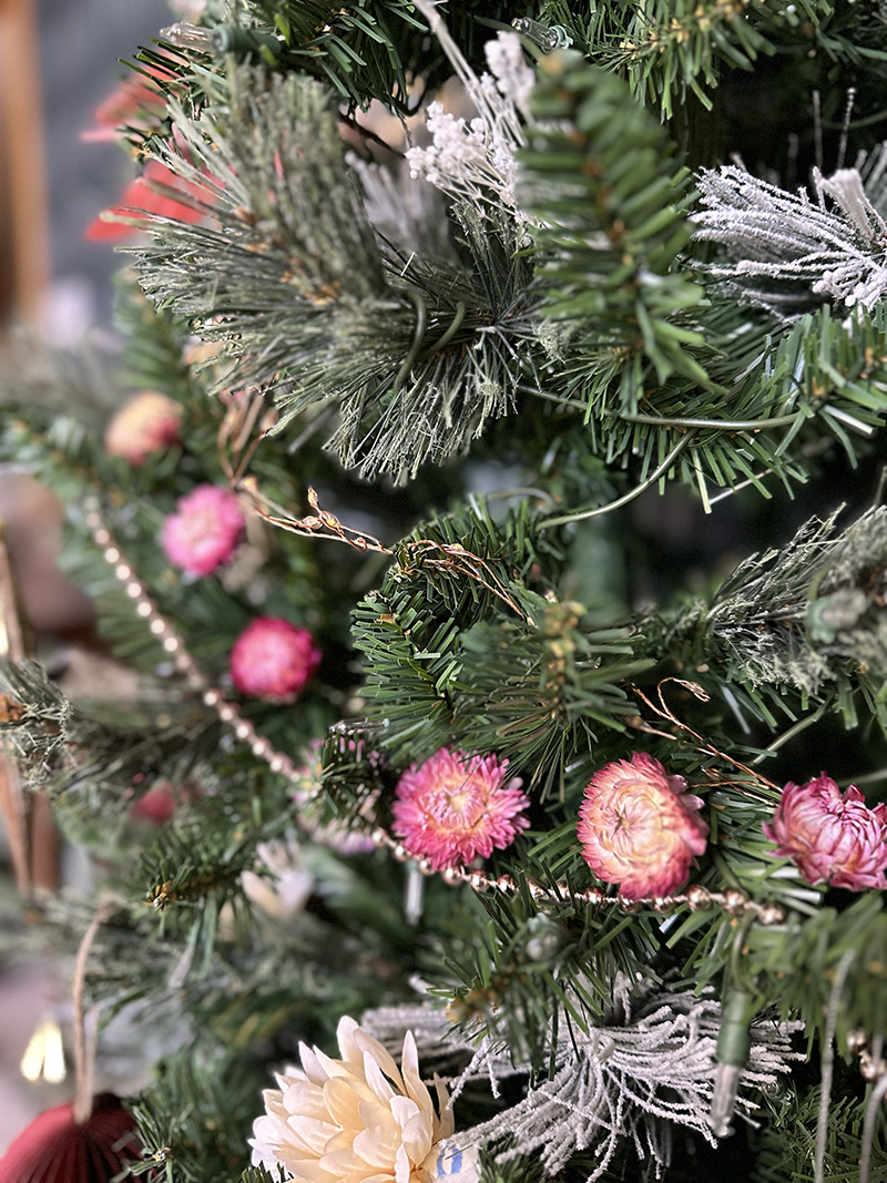 Fuchsia Dried Daisy Garland