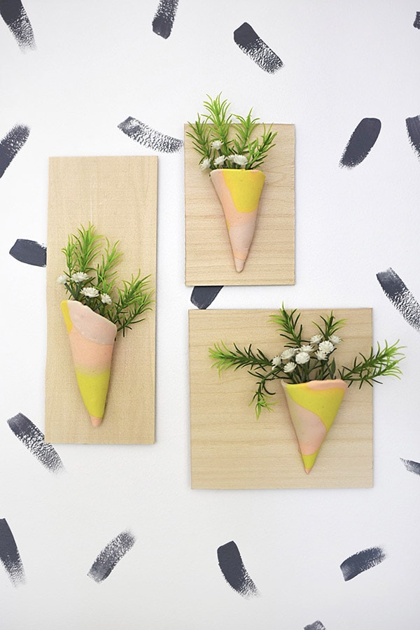 Check out how to create this modern Clay Vase Wall Hangings using polymer clay and a few other supplies.  Check out what my fellow bloggers made with their clay! Delineate Your Dwelling #claycraft #claywalldecor