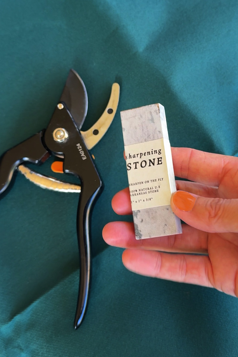Sharpening stone for hand pruners