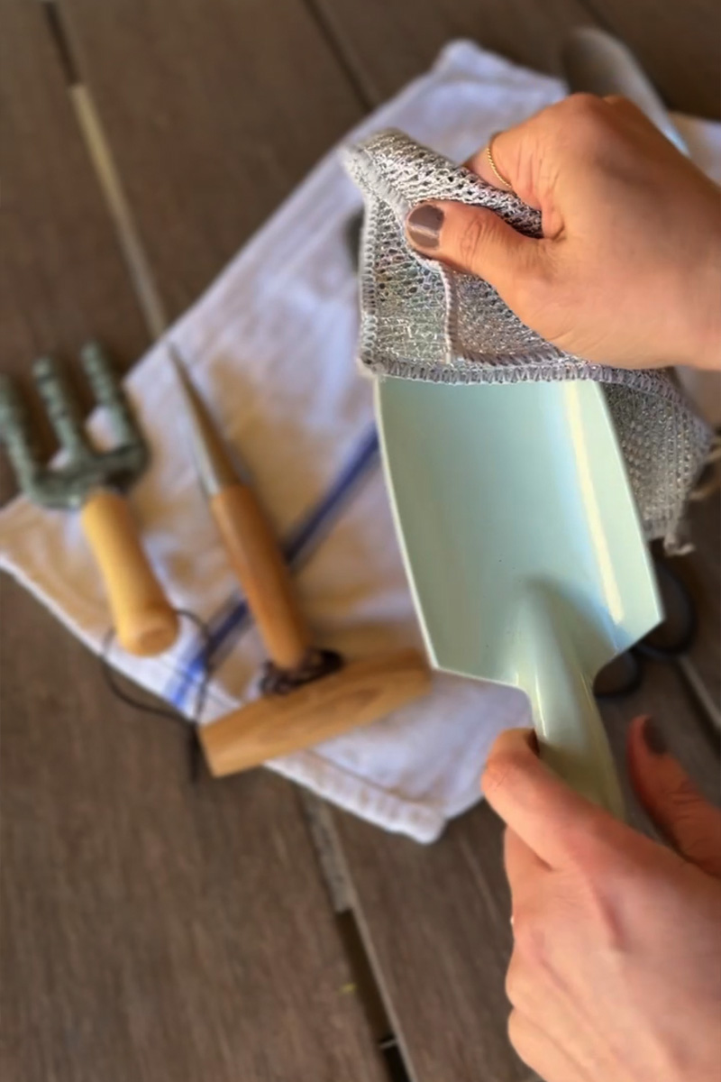 Clean off garden trowel with steel cloth