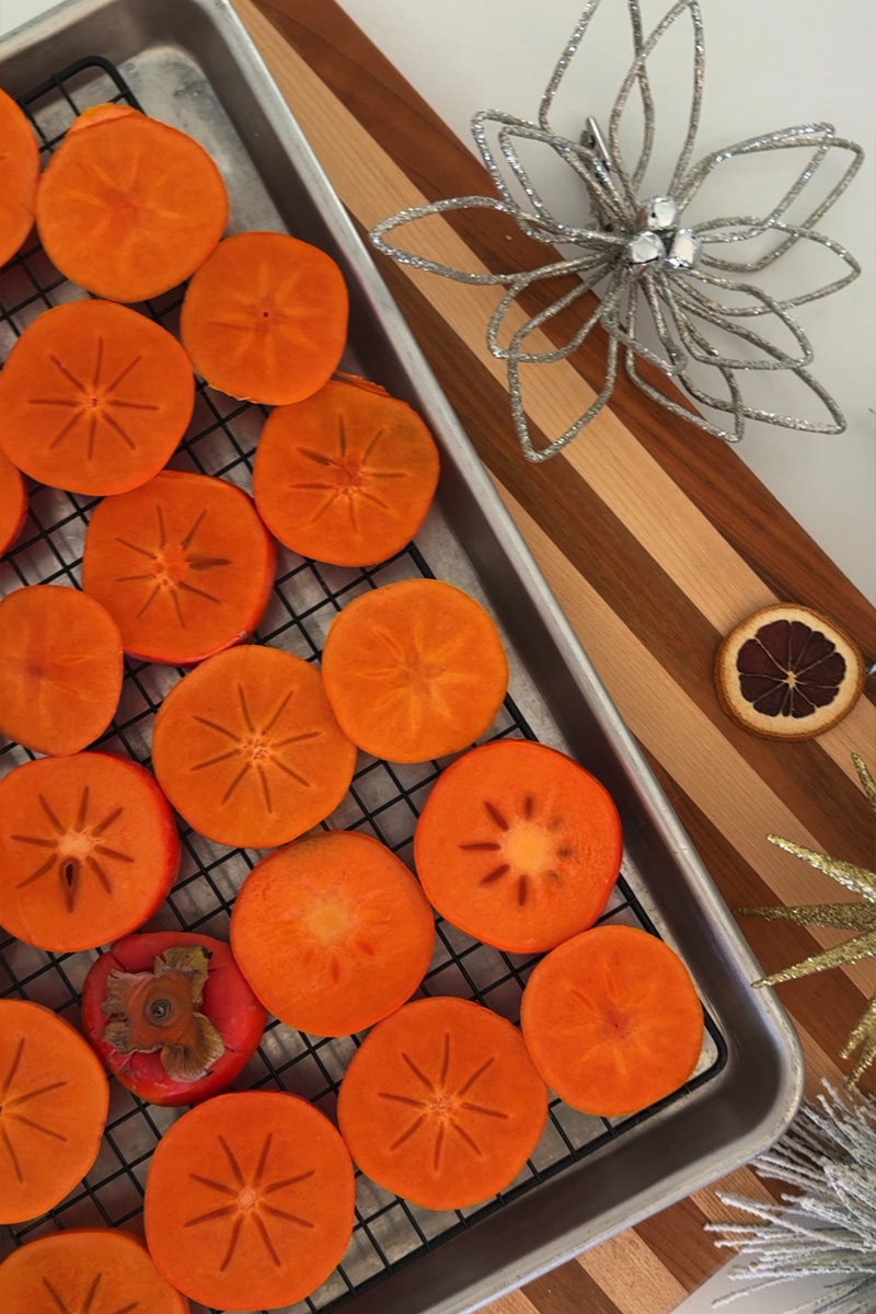Setting sliced persimmon on a baking sheet