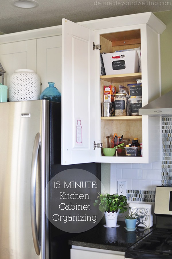 How to organize and arrange your Kitchen Cabinets and drawers in 15 minutes. Purge the old unneeded items and with a few important kitchen cabinet organizing ideas, get ready for all that extra space! Delineate your dwelling #kitchenorganizing #cabinetorganizing