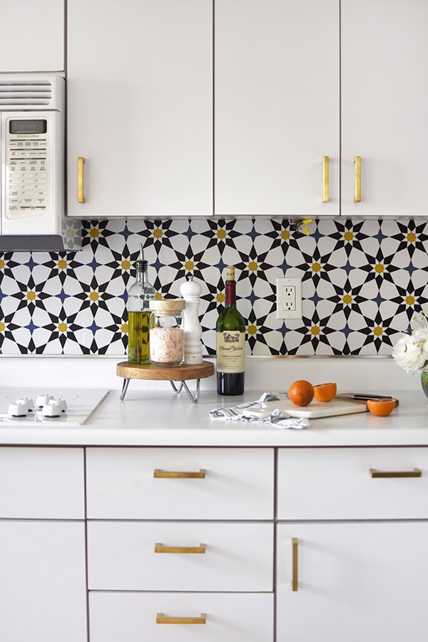 Kitchen Update Removable Wallpaper - Learn how to do a budget friendly kitchen makeover for under $300 with five design tips!  These inexpensive kitchen design ideas will completely transform your space in no time at all. Delineate Your Dwelling #kitchenremodel #budgetfriendlykitchen 