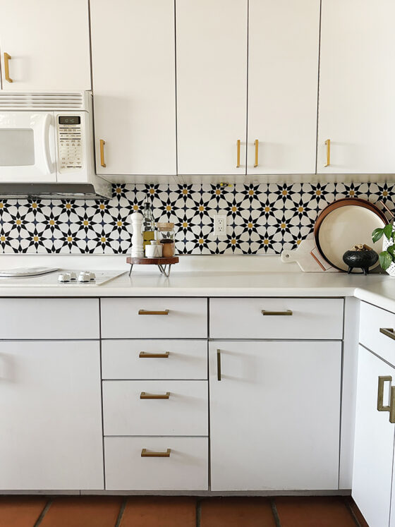 How to install a Removable Wallpaper Backsplash - Delineate Your Dwelling