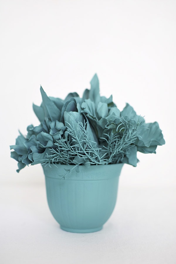 Learn how to create teal + aqua Monochrome Flower Bouquet Displays. Delineate Your Dwelling #monochromatic #blueart #aquaflowers