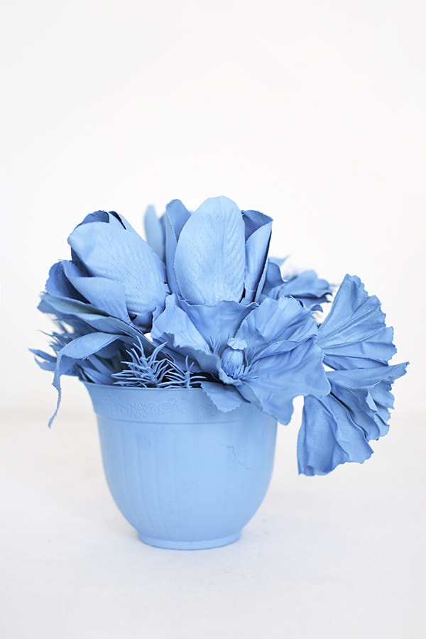 Create cheerful sky blue Monochrome Flower Bouquet Displays. Delineate Your Dwelling #monochromatic #blueart