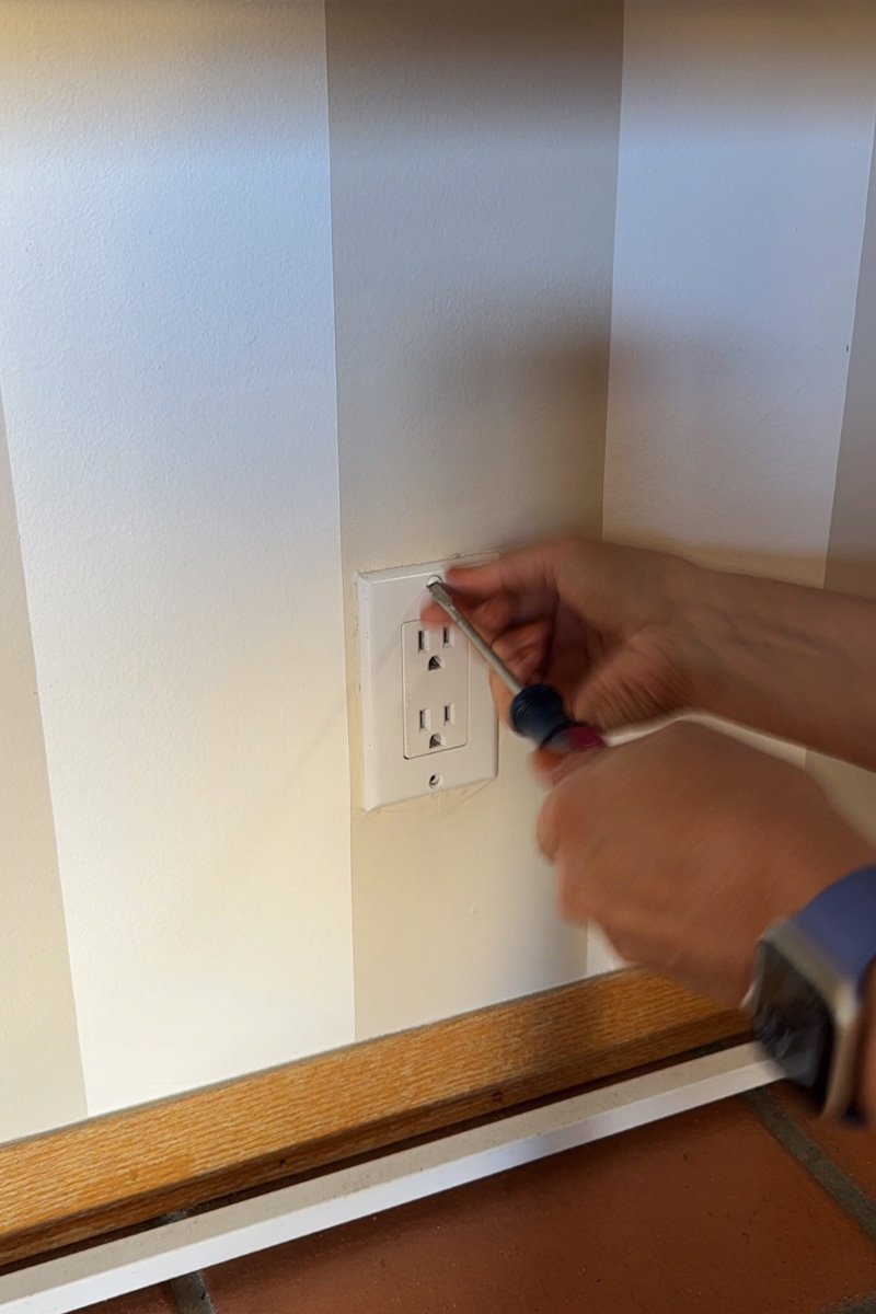 Unscrewing outlet cover