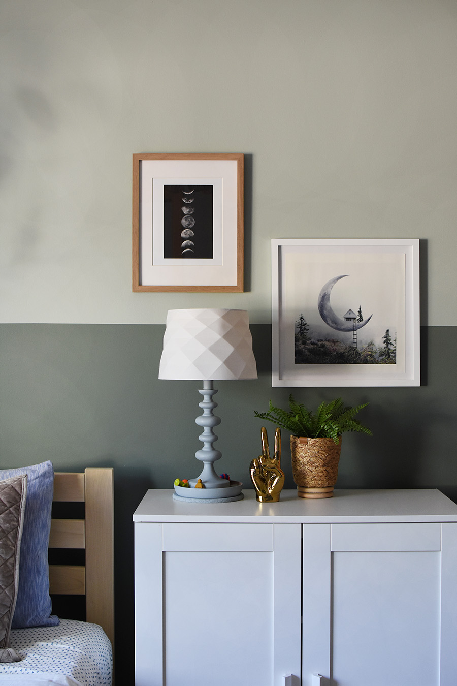 Teen-Boy-Bedroom-lamp-with-art
