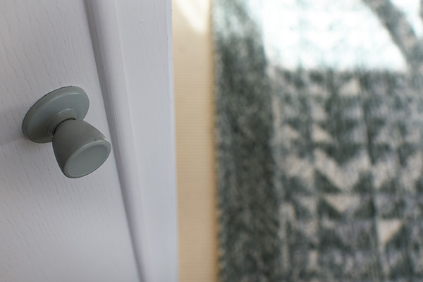 Tween-Room-closet-doorknobs